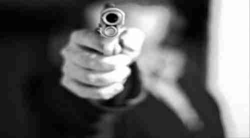   إمرأة في لحج تطلق النار على نفسها بمسدس زوجها - تفاصيل