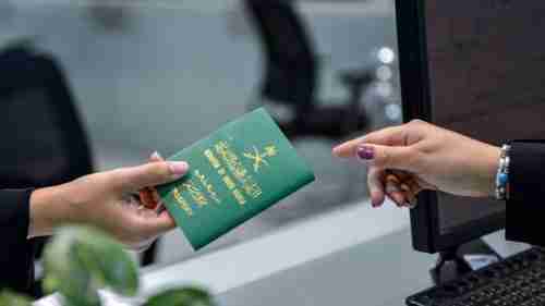   عكاظ: جواز السفر السعودي يتيح الدخول إلى 77 دولة بدون تأشيرة