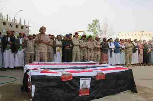   الشرعية تشيع جثمان قائدها العسكري بعد إعدامه من قبل الحوثيين وإحراق جسده(صور)
