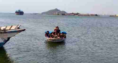   إنقاذ طفلين من الغرق في ميناء المعلا بعدن ..صوره