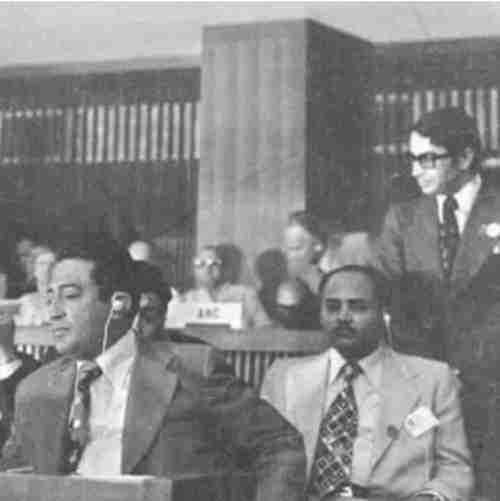   شاهد صورة تأريخية نادرة للرئيس إبراهيم الحمدي مع الرئيس محمد سالم باسندوة في مؤتمر دولي
