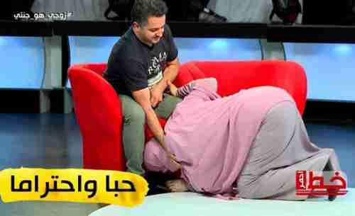   سيدة جزائرية تُقبل قدم زوجها على الهواء مباشرة.. وتثير جدلا- بالفيديو