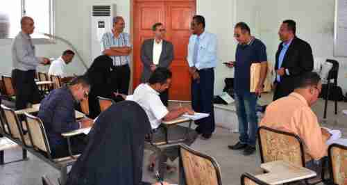 رئيس جامعة عدن يتفقد امتحانات طلاب الماجستير والدكتوراه