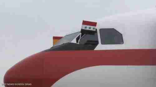 طائرة ملك إسبانيا تحط في العراق رافعة "علم نظام البعث"