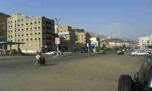 قتلت 4 اشخاص ولاذت بالفرار.. عصابة مسلحة تقتحم مكتب بريد مفرق ماوية بمحافظة تعز 