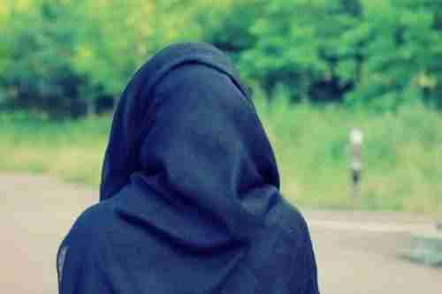 أمريكية تنزع الحجاب من طالبة سعودية وتحاول خنقها