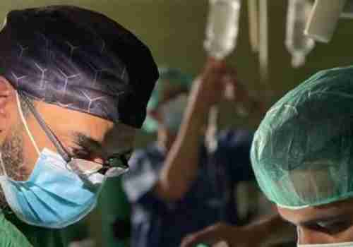 شاهد ..  فريق جراحة سعودي ينقذ مريض حضرمي بعملية على ضوء الموبايل 