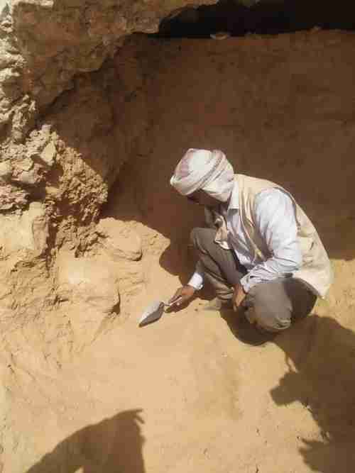 شاهد ..  العثور على مقتنيات فخارية وحجرية بالمقبرة الأثرية المكتشفة في دوعن حضرموت