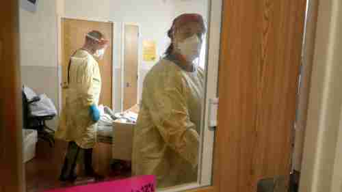 مستشفيات أمريكية تسمح لموظفيها المصابين بكورونا بمواصلة العمل