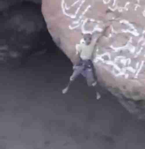 شاهد بالفيديو.. شاب يمني من إب يخوض مغامرة مرعبة في فهوة حرضة دمت