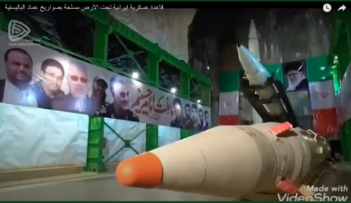 شاهد بالصور .. الحرس الثوري الإيراني يرفع صور قيادي حوثي في مخزن للصواريخ البالستية