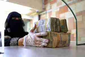 تحسن أسعار صرف العملات الأجنبية مقابل الريال اليمني وانخفاض عمولة الحولات بين صنعاء وعدن