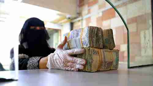 تحسن أسعار صرف العملات الأجنبية مقابل الريال اليمني وانخفاض عمولة الحولات بين صنعاء وعدن