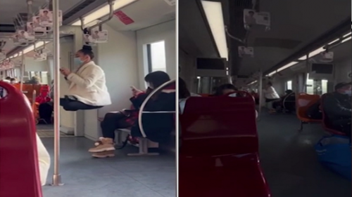 بينما يجلس الركاب على الكراسي.. روسية تختار التعلق بواسطة شعرها في القطار! (فيديو)