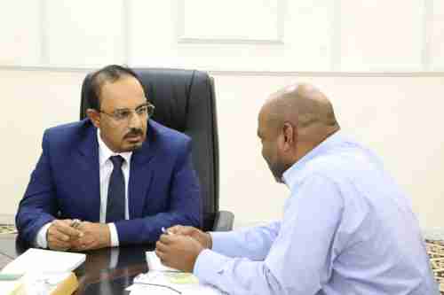 محافظ حضرموت يطلع على تقرير النشاط الشبابي والرياضي وسير منافسات بطولة كأس حضرموت