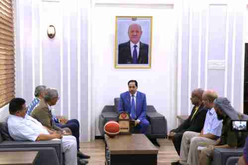 الاتحاد اليمني لكرة السلة يكرم البكري بدرع الاتحاد وكرة موقع عليها 