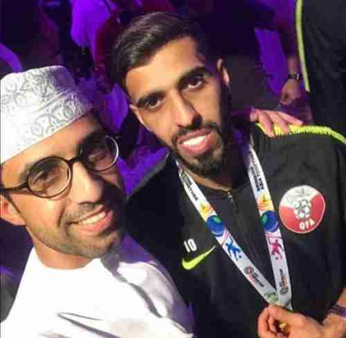 مشجع عماني يضرب قائد منتخب قطر 