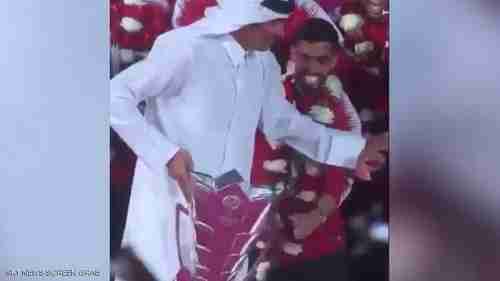 بالفيديو.. أمير قطر "يهين" قائد المنتخب لأجل أخيه