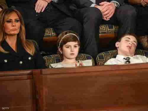 بالصور : سر "الطفل النائم" بجوار ميلانيا أثناء خطاب ترامب