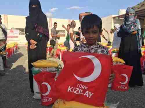 الهلال الأحمر التركي يوزع 300 سلة غذائية بعدن اليمنية