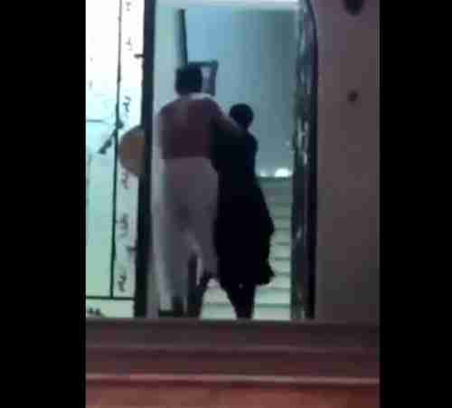 بالفيديو .. رجل يعتدي على امرأة في مكة .. والسلطات تدخل