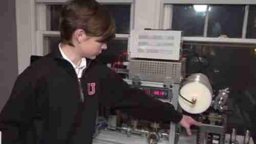 صبي يبلغ من العمر 14 عاماً نجح في إنشاء مفاعل نووي في غرفته رابط فيديو..!