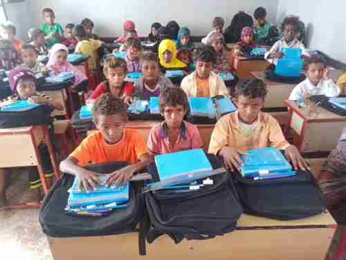 توزيع حقيبة مدرسية لطلاب مدرسة14اكتوبر بالتحيتا الساحلية غربي اليمن