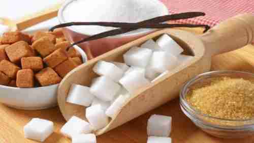 ما الفرق بين السكر الأبيض والبني؟ وتأثيرهما على صحة الإنسان؟