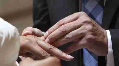 ياباني يتزوج دكتورة كويتية ويثير جدلاً كبيراً