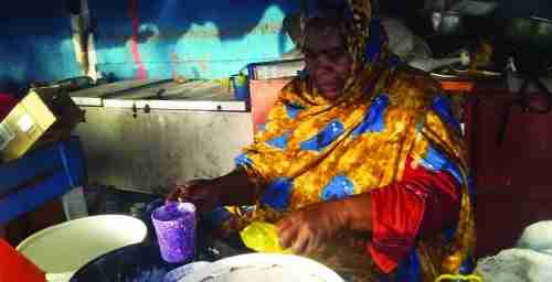 موريتانيا امرأة تنافس مصانع الألبان بوسائل تقليدية