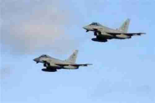 مقاتلات التحالف تدمر طائرتين حربيتين يمنيتين بقاعدة طارق في تعز