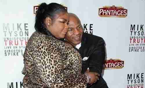 الملاكم الأمريكي الشهير "مايك تايسون" يخصص مبلغ 10 مليون دولار لمن يوافق علي الزواج من ابنته"ميكي"