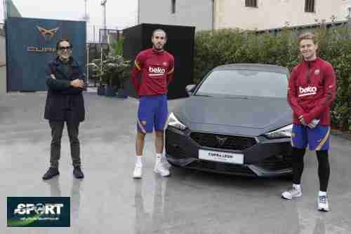 لاعبو نادي برشلونة يخصصون نماذجهم من سيارات CUPRA.