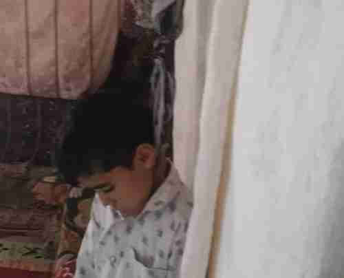 في واقعة مروعة.. طفل يمني ينتحر شنقا ” صورة مؤلمة “