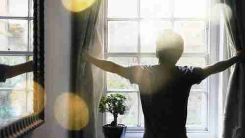علماء يطورون "نافذة ذكية" تمتص الحرارة شتاء وتعكسها صيفا