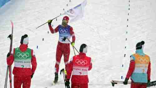لأول مرة منذ 42 عاما.. رجال روسيا يحرزون ذهبية التتابع للتزلج في أولمبياد بكين (فيديو)