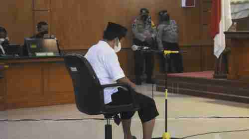 اغتصب 13 تلميذة.. السجن مدى الحياة لمدير مدرسة في إندونيسيا