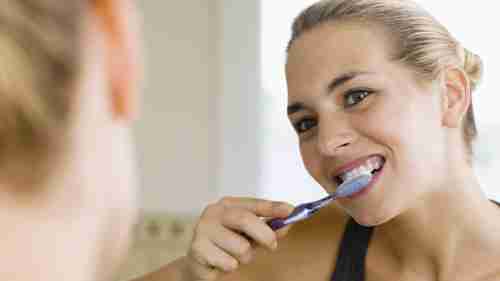 خمس عادات شائعة تؤدي إلى تدمير الأسنان وتسوسها