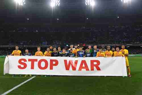 لاعبو برشلونة ونابولي يرفعون لافتة "أوقفوا الحرب"