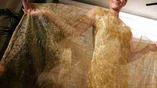 شاهد.. "فستان من الذهب" بسعر خيالي يثير جدلا في مصر!
