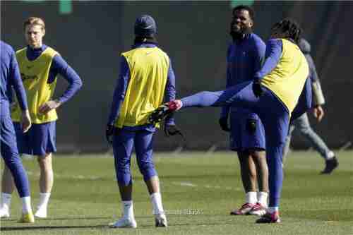 لاعب برشلونة يخطط لخيانة كبرى