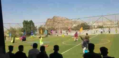 طالبات من جامعة تعز في ملعب كرة القدم  .. فيديو مثير للجدل 