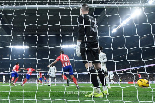 بالصور: أتلتيكو يصعق الريال في ديربي مدريد