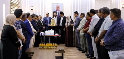 وزير الشباب والرياضة يكرم وكيل الشؤون المالية والإدارية السابق طلال بن حيدرة