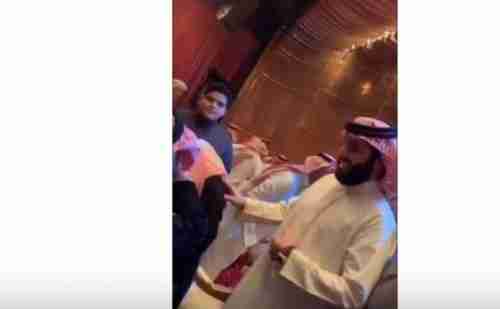 رد فعل تركي ال الشيخ على دموع زوجة الفنان ابو بكر سالم في حفل تكريمه