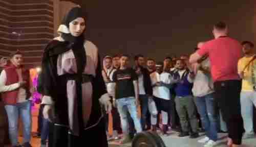 شاهد بالفيديو سعودية ترفع الأثقال في الشارع وسط المارة وما حدث صادم