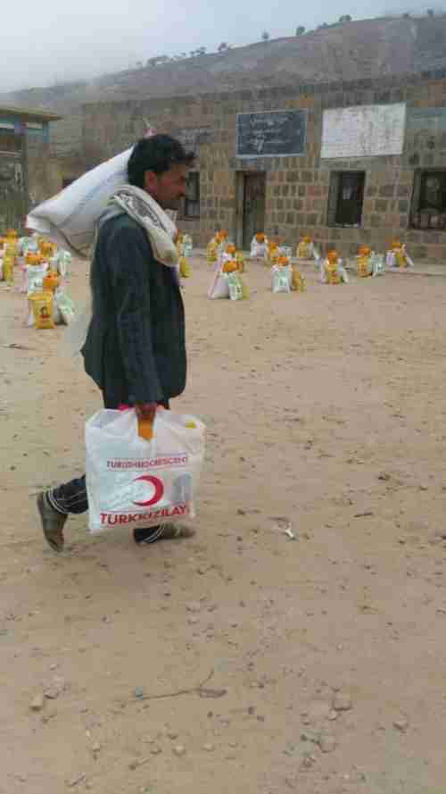 الهلال الأحمر التركي يوزع ألف سلة غذائية بمحافظة يمنية