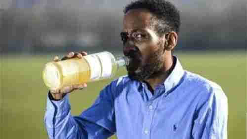 يشرب نصف لتر من بوله يومياً لسبب لا يخطر على بال