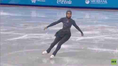 بالفيديو..  متزحلقحة اماراتية تتالق محجبة في اولمبياد روسيا 