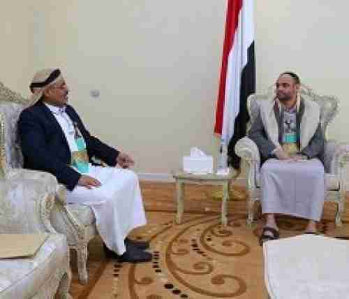 الحوثي ينقلب على القيادي الاشتراكي البارز الموالي له ويصفه امام الجميع بالتافه ..ِشاهد الصورة